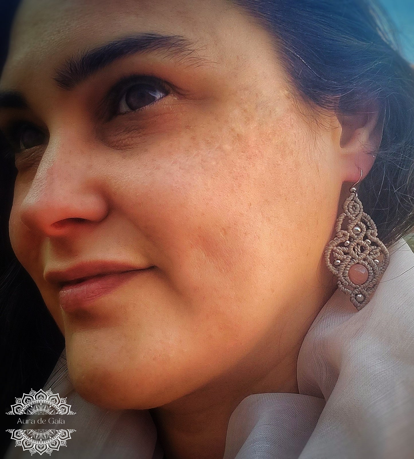 Delicados Pendientes Bohemios con Piedra del Sol en Macramé/ Handcrafted Boho Hippie Natural Stone Earrings