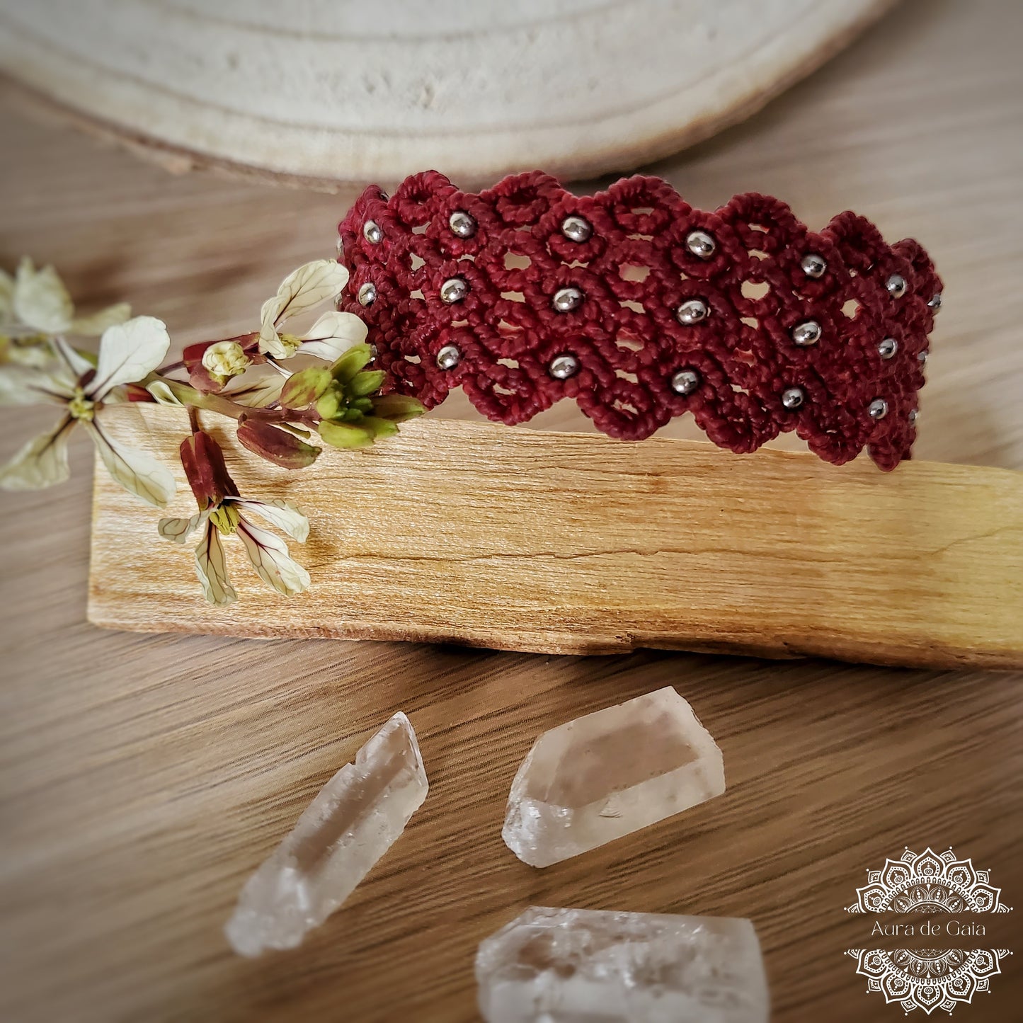 Pulsera Bohemia Macrame con hilo trenzado en color rojo / Bohemian Macrame bracelet with braided thread in red color