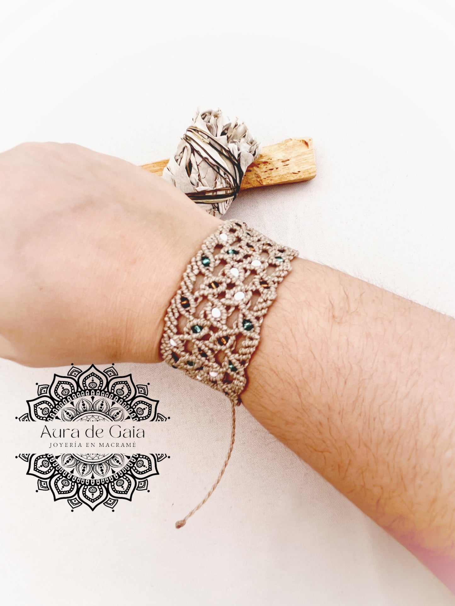 Pulsera Hippie con Abalorios en Macramé - Hippie bracelet with beads macrame