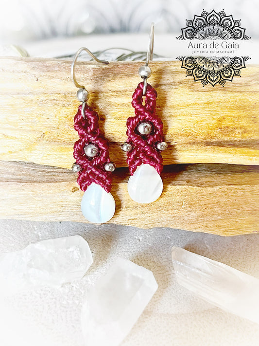 Pendientes boho macramé de nácar en rojo - Mother of pearl boho macrame earrings in red