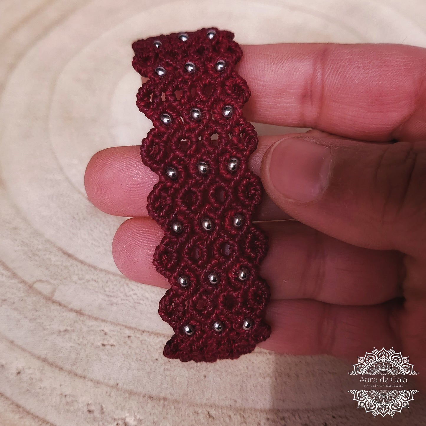 Pulsera Bohemia Macrame con hilo trenzado en color rojo / Bohemian Macrame bracelet with braided thread in red color