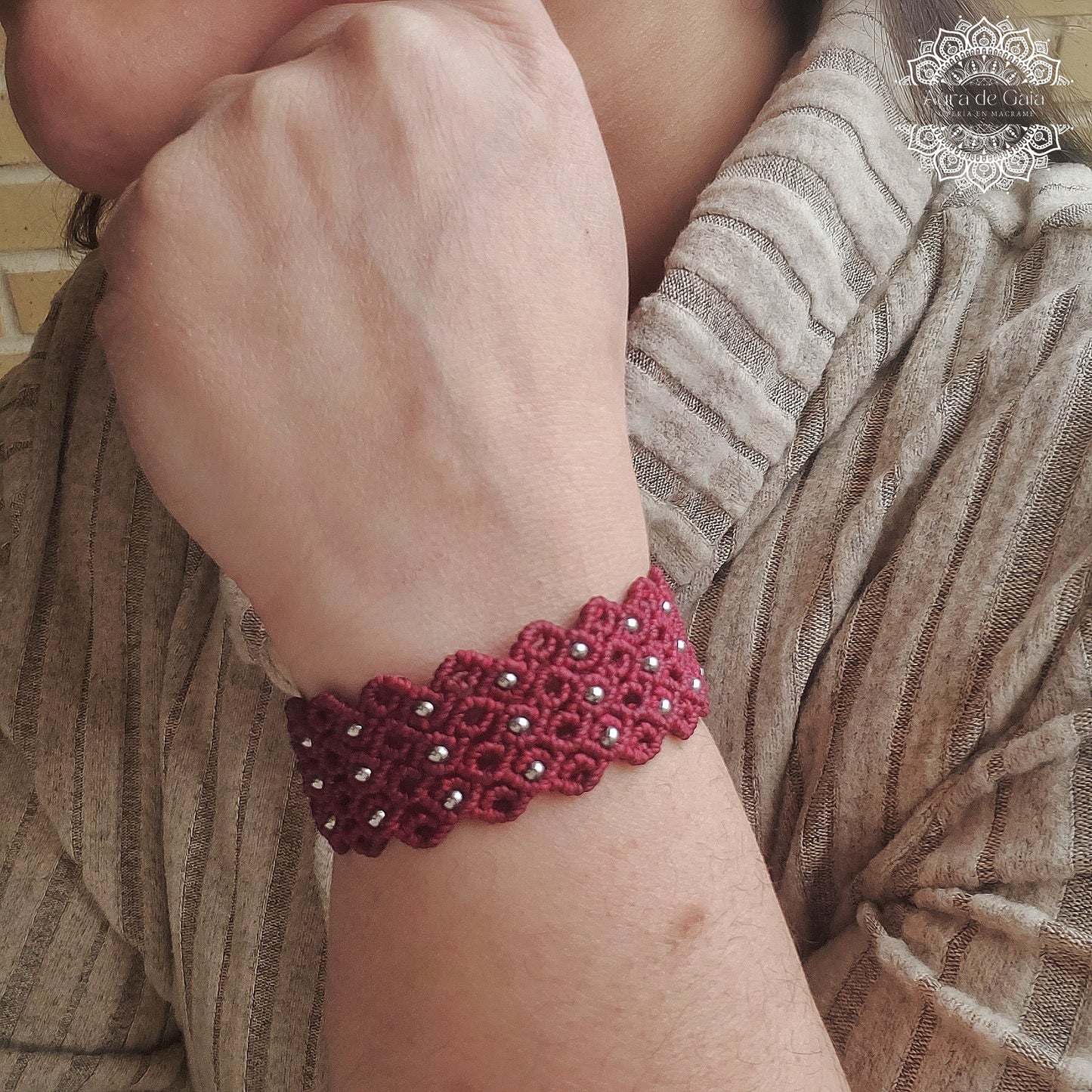 Pulsera Bohemia Macrame con hilo trenzado en color rojo / Bohemian Macrame bracelet with braided thread in red color