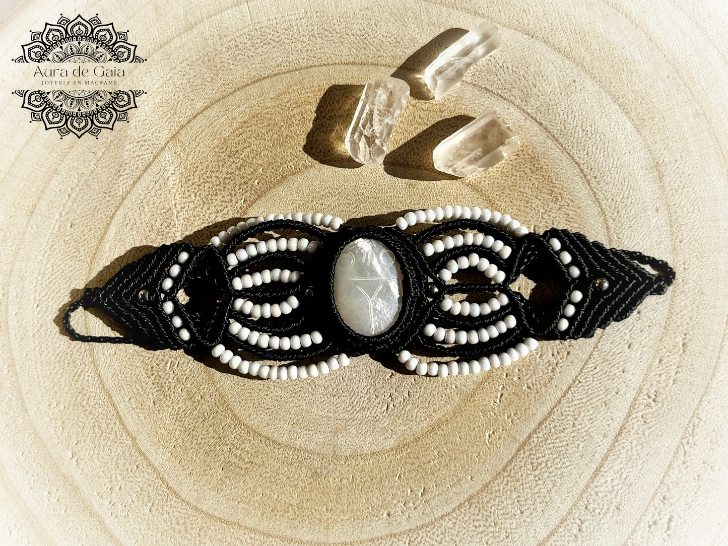 Pulsera de macrame con Amuleto Escarabajo en Madre Perla - Macrame Bracelet with Beetle Charm in Mother of Pearl